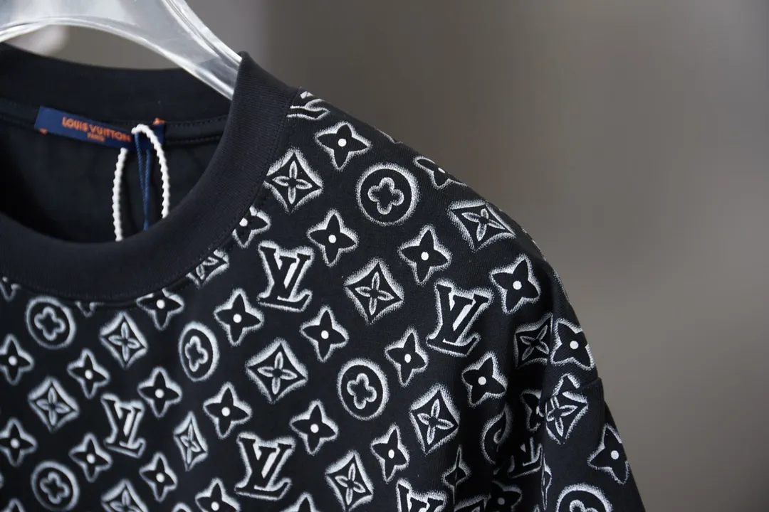 🅿️190 1V 25SS early spring new style Short sleeves with all-over presbyopic letters Light luxury Essential item for daily commuting for men and women Correct version Welcome to compare Detailed features · 320g 100% pure cotton double yarn jersey fabric · Special thickened 32 pieces of double-strand 1X1 thread in the same vat · Positioned digital full-width presbyopic Lv letter logo printing · Double needle stitching and cross-stitch technology · Original main mark, washable tag, brand moisture-proof paper packaging Color: black/white Size: S/M/L/XL